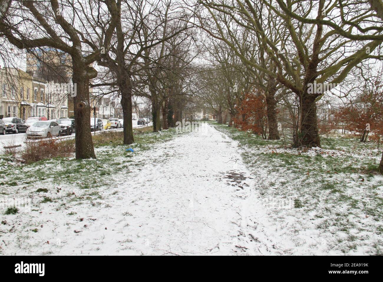 Ein Blick auf einen schneebedeckten Gehweg am Rande des Wanstead Park in East `London. Schwerer Schnee und Eis haben Teile des Vereinigten Königreichs gestört, und London erhielt etwa 5cm Schnee. Die starken Ostwinde des Sturms Darcy haben die Temperaturen in Teilen Großbritanniens auf unter minus eins gesunken. Stockfoto